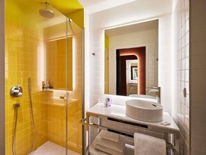 Ropa de cama de alta calidad y minibar 