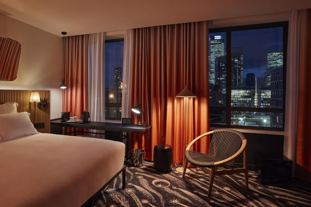 Seprai premium, minibar, brankas, dan meja kerja