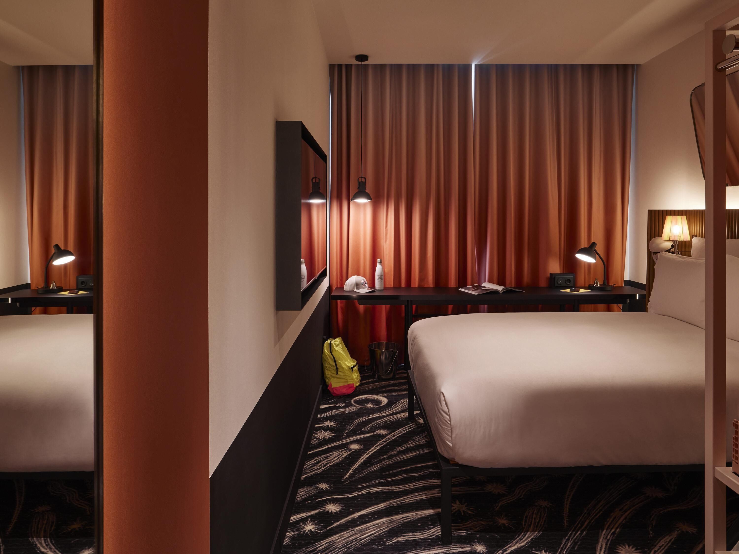 Kamar, 1 Tempat Tidur Queen | Seprai premium, minibar, brankas, dan meja kerja