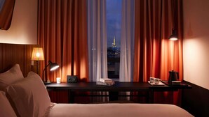 Medium Mama Double - Eiffel Tower View | Sengetøy av topp kvalitet, minibar, safe på rommet og skrivebord