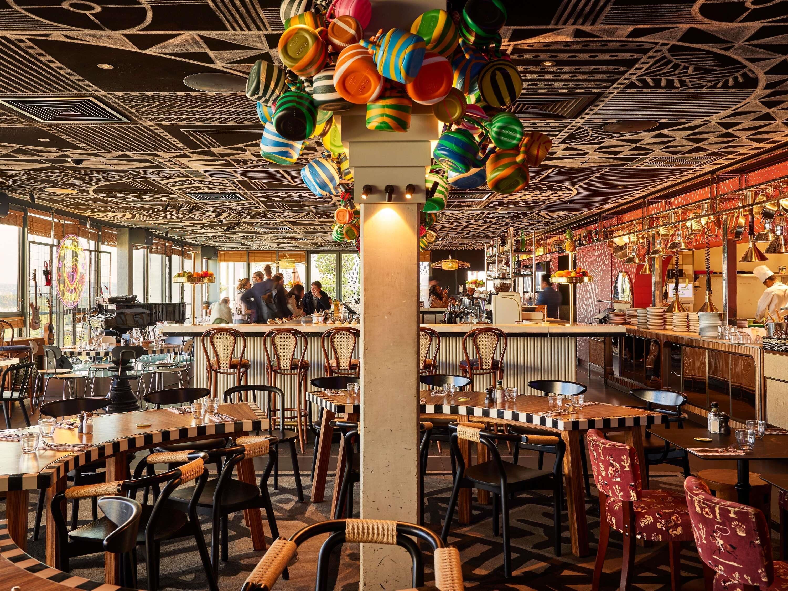 3 bars/lounges