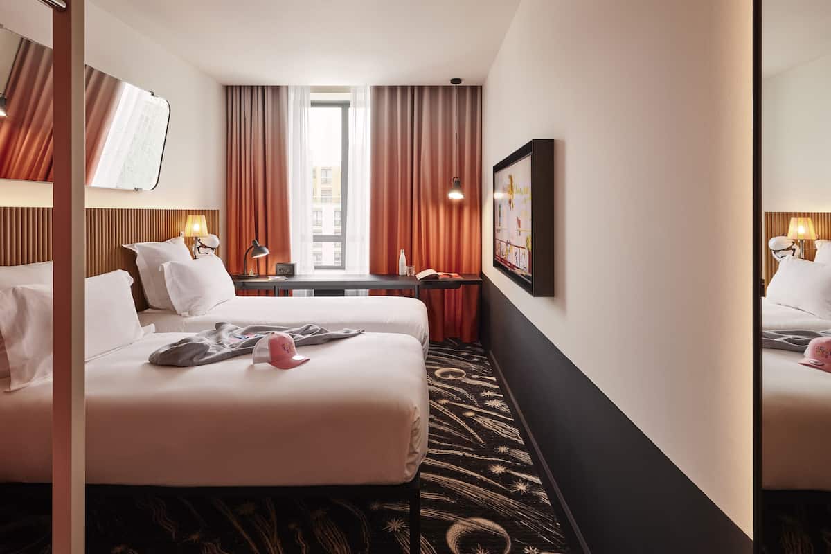 twin room, 2 single beds (medium mama) | premium bedding, minibar, in-room safe, desk