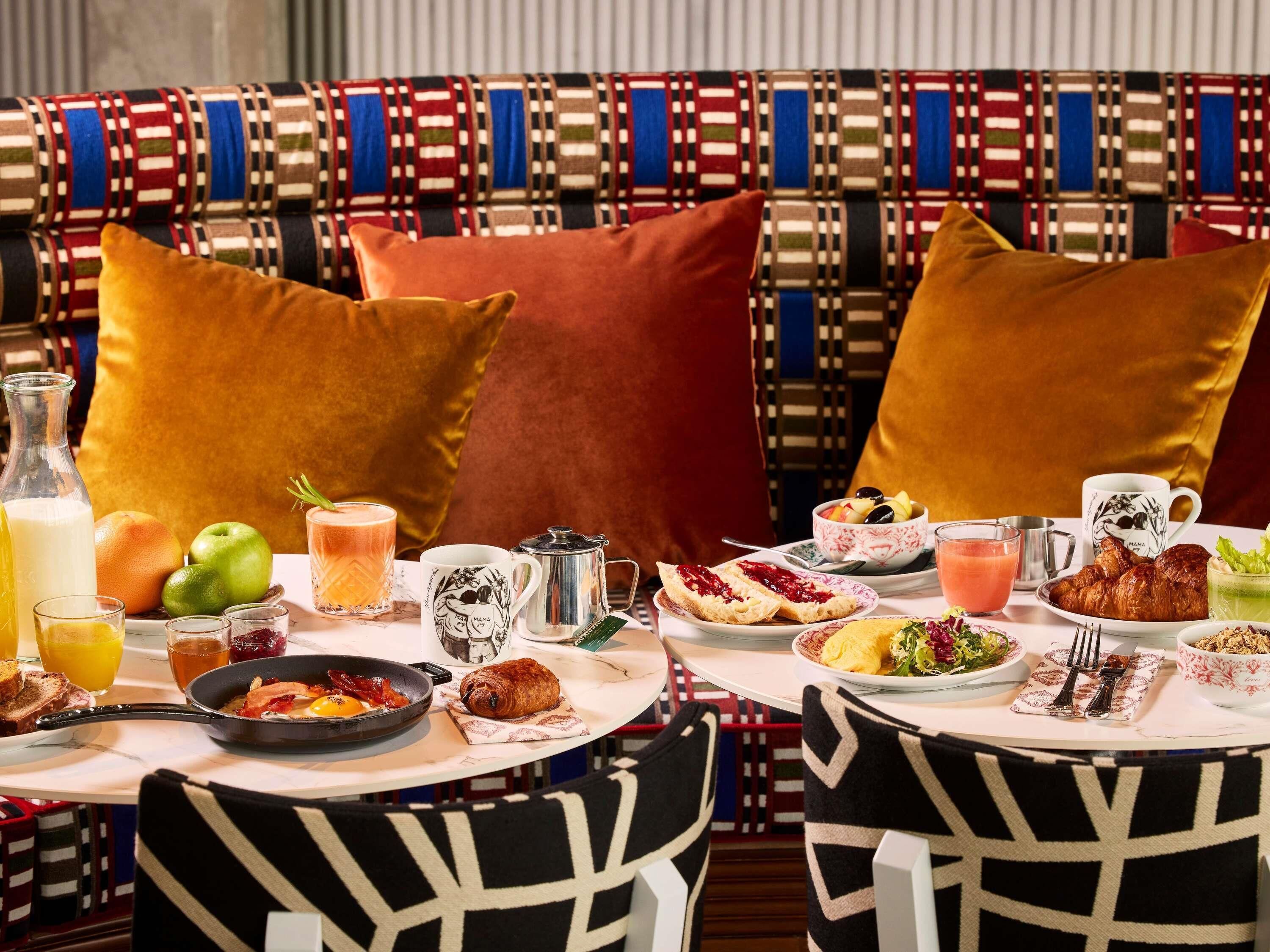 Petit déjeuner buffet (21 EUR par personne)