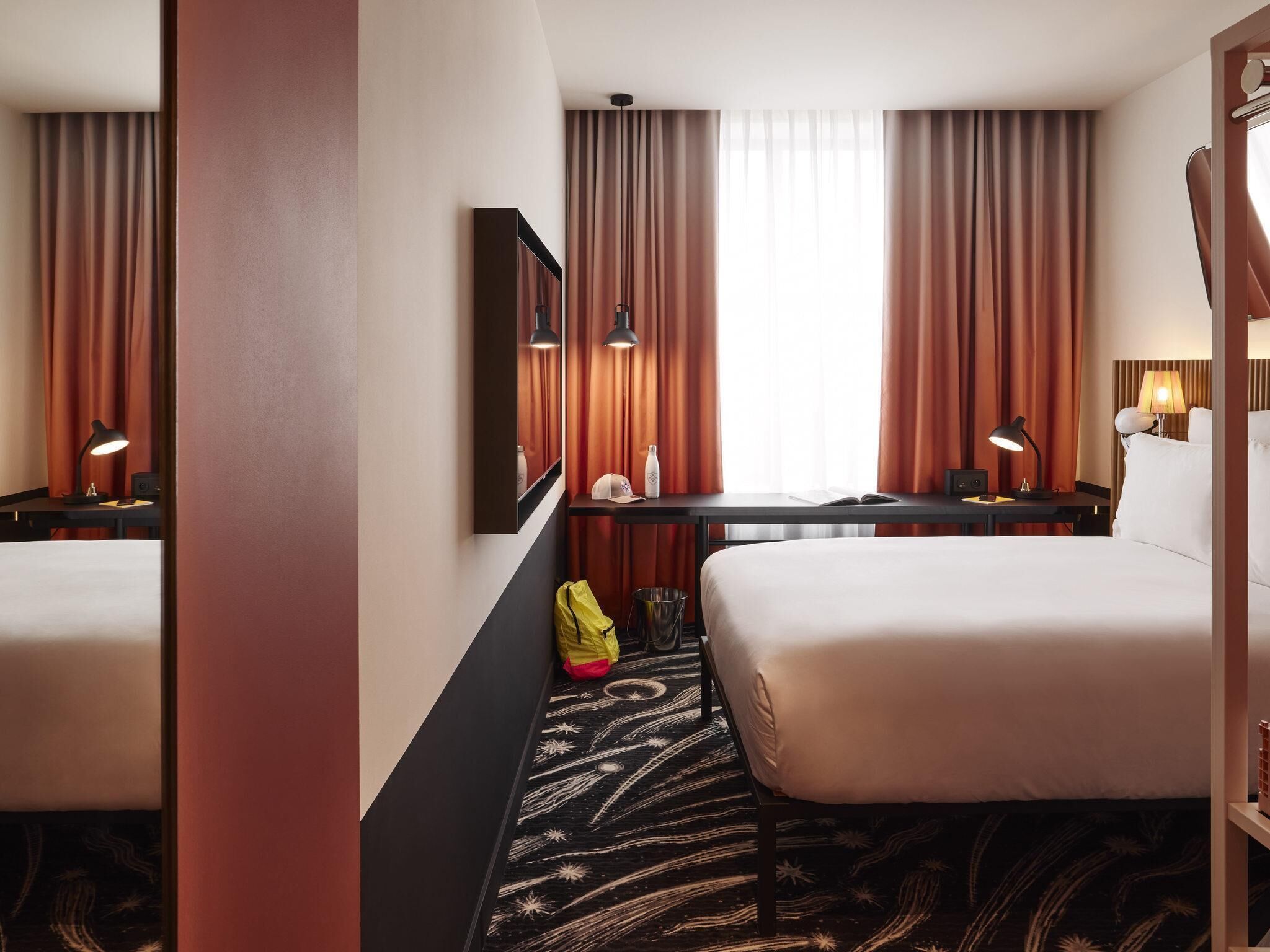 Kamer, 1 tweepersoonsbed (Medium Mama) | Luxe beddengoed, een minibar, een kluis op de kamer, een bureau
