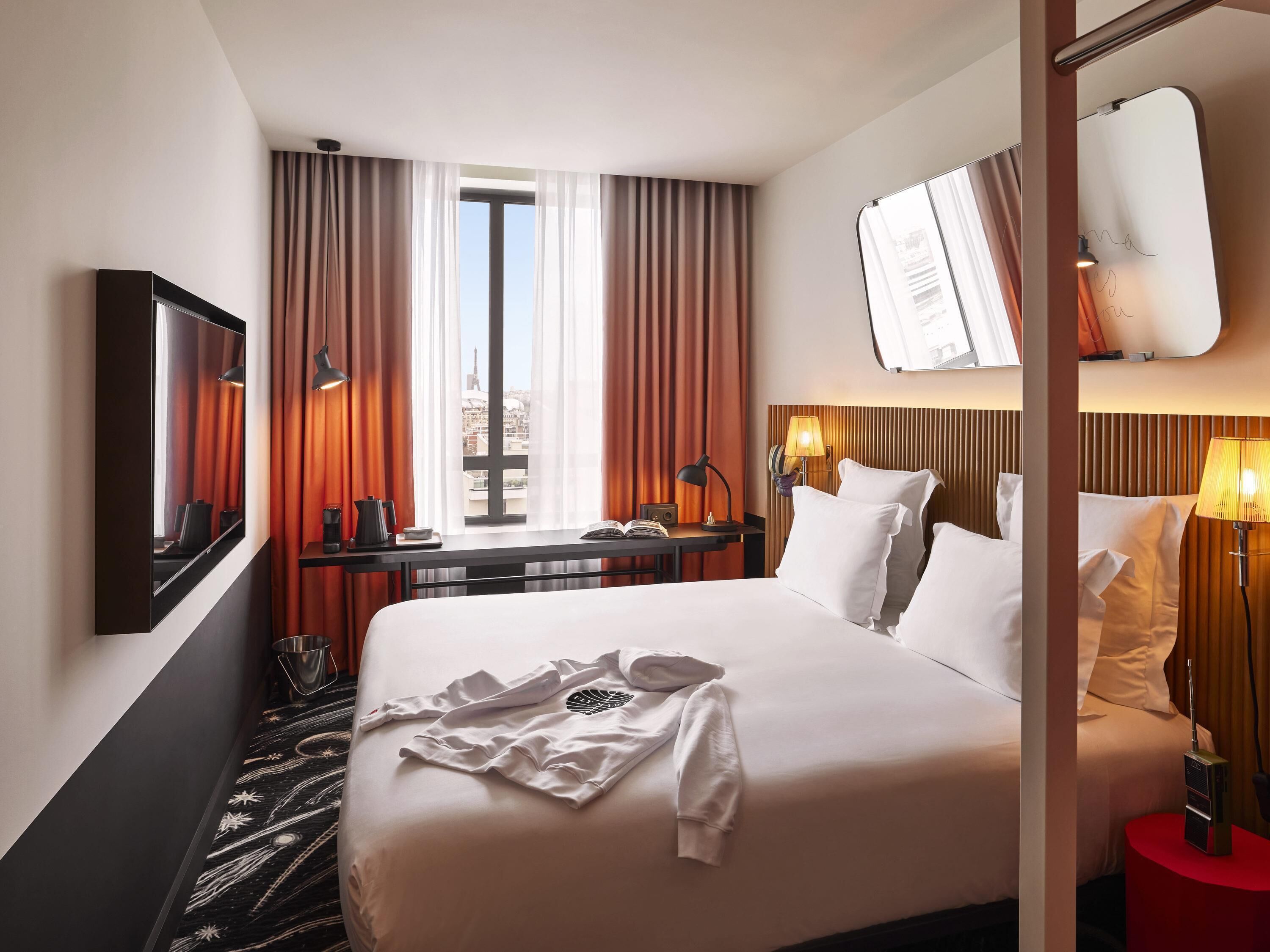 Phòng, 1 giường cỡ queen | Bộ đồ giường cao cấp, minibar, két bảo mật tại phòng, bàn 