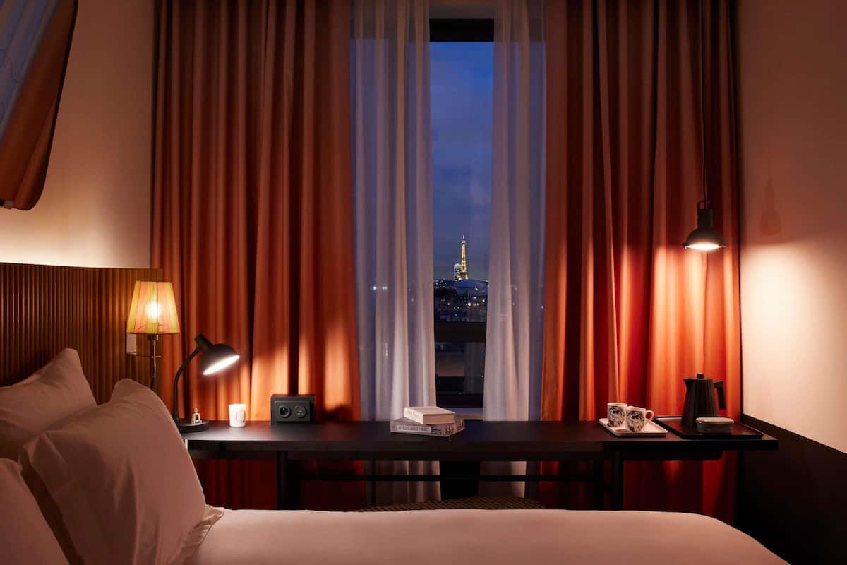 Phòng, 1 giường cỡ queen (Medium Mama Absolute) | Bộ đồ giường cao cấp, minibar, két bảo mật tại phòng, bàn