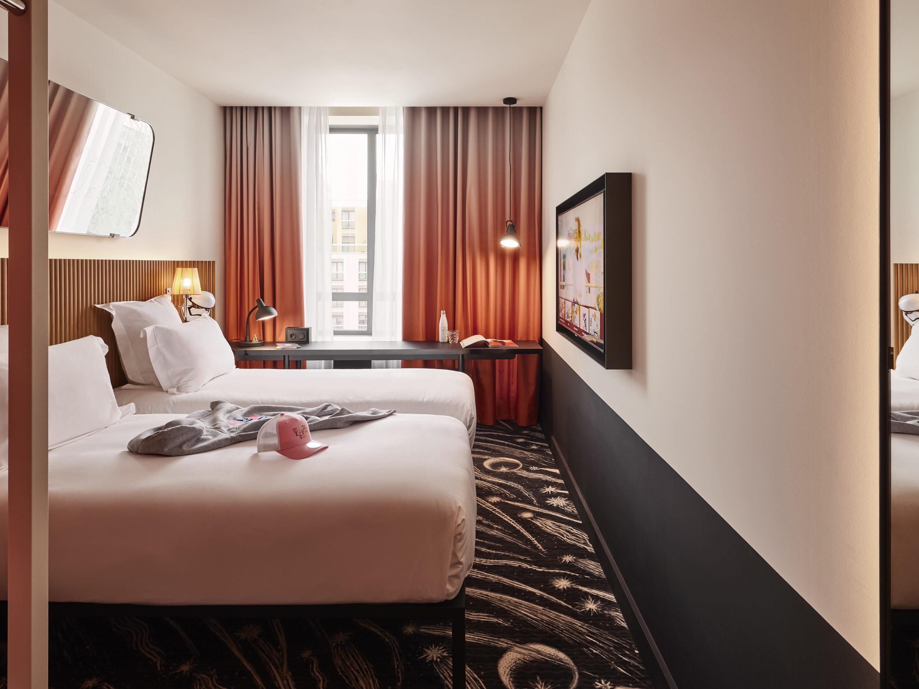 Twin kamer, 2 eenpersoonsbedden (Medium Mama) | Luxe beddengoed, een minibar, een kluis op de kamer, een bureau