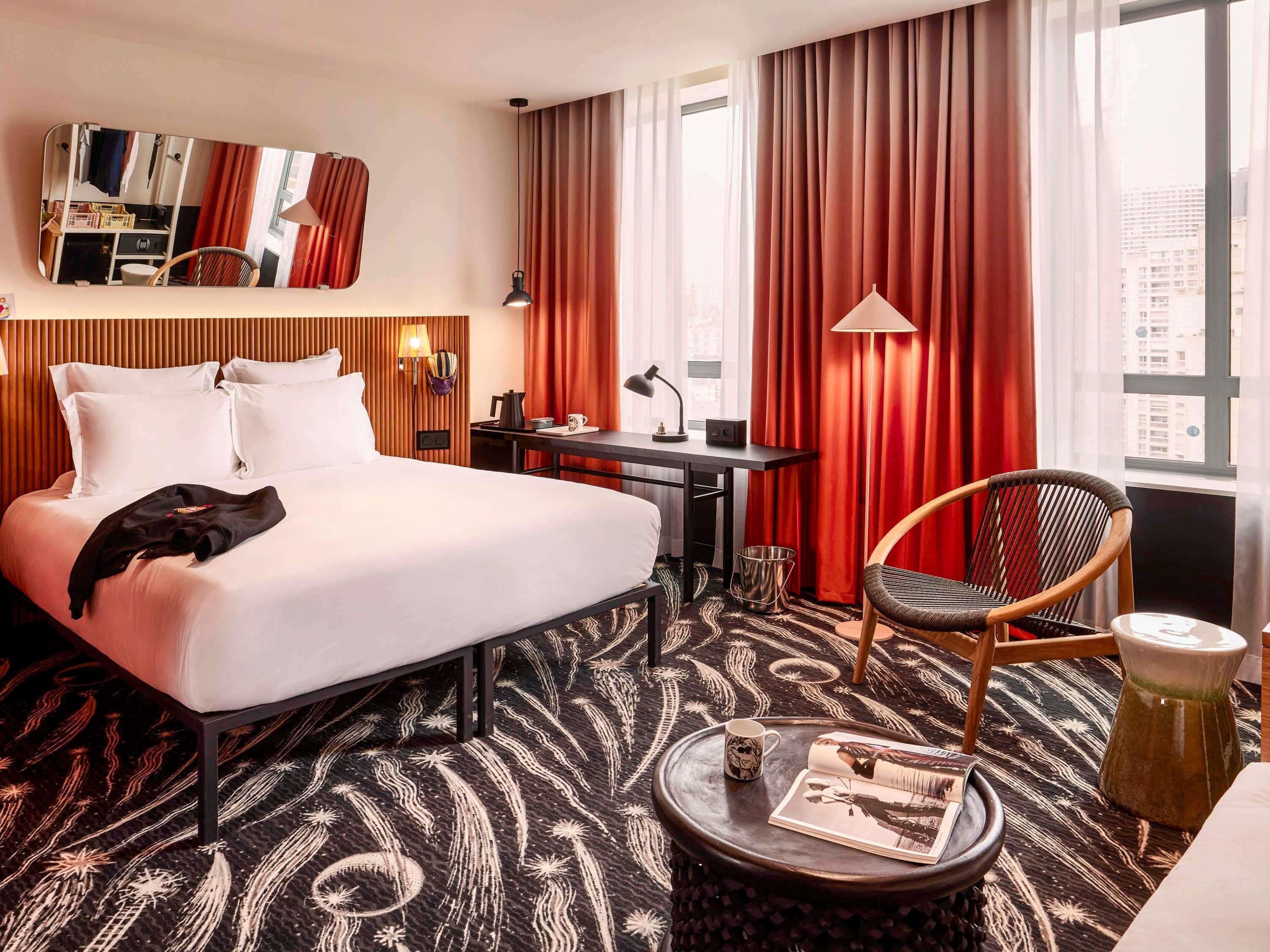 Luxe beddengoed, een minibar, een kluis op de kamer, een bureau