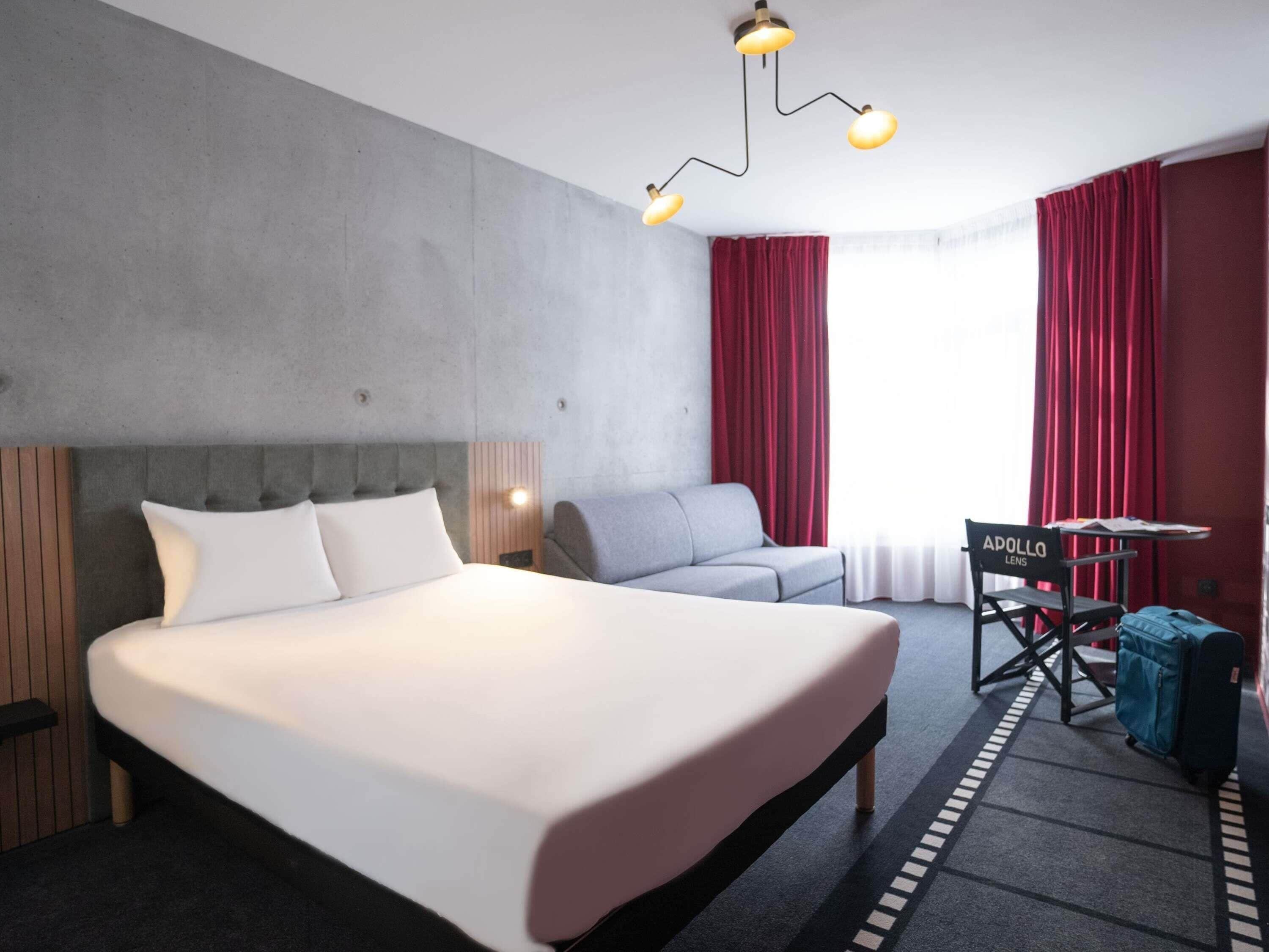 โต๊ะทำงาน, พื้นที่ทำงานแบบใช้แล็ปท็อป, ผ้าม่านกันแสง, ห้องเก็บเสียง