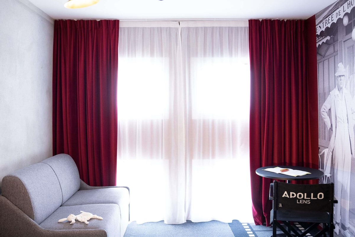 Escritorio, espacio para trabajar con laptop y cortinas blackout