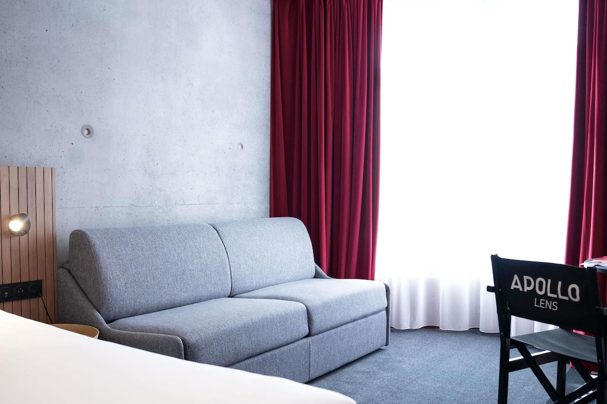 Escritorio, espacio para trabajar con laptop y cortinas blackout