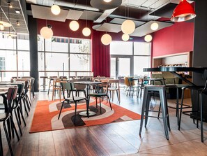 每日供应自助式早餐（每人 EUR 10）