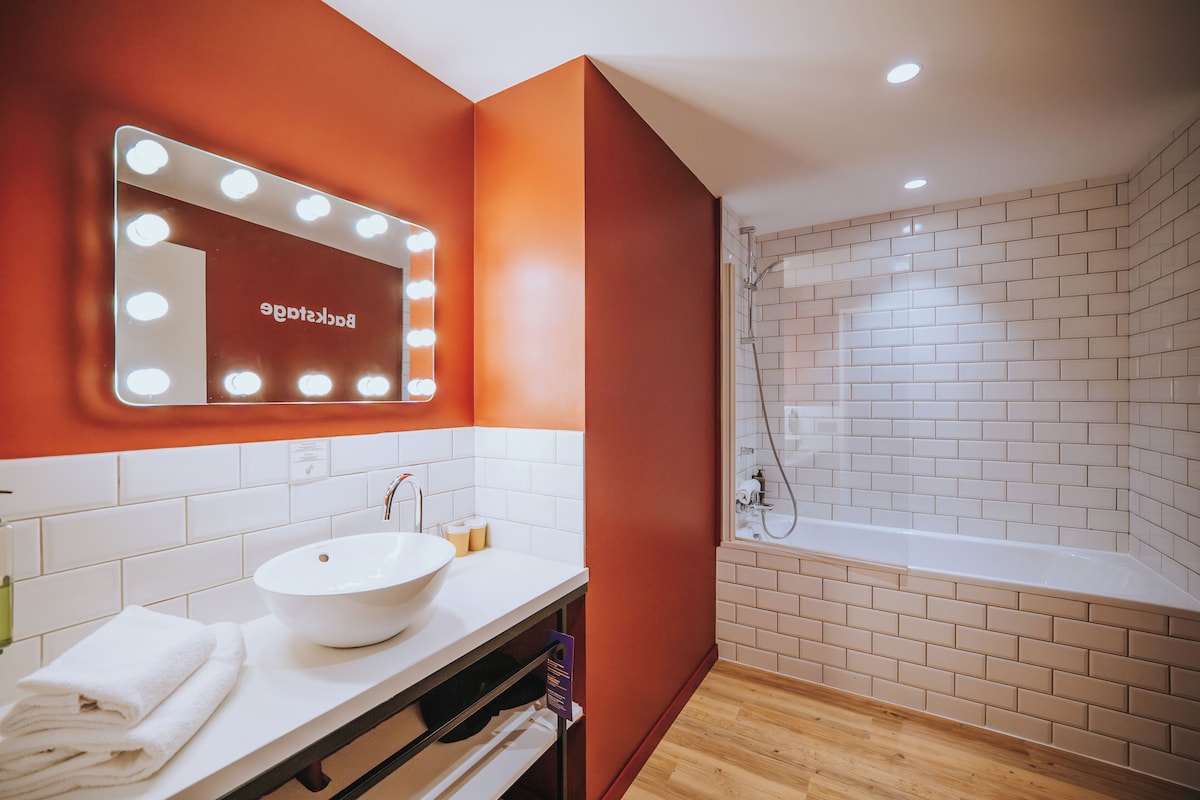 Executive Room, 1 Double Bed with Sofa bed | Bathroom | Eco-friendly toiletries, hair dryer, towels, soap