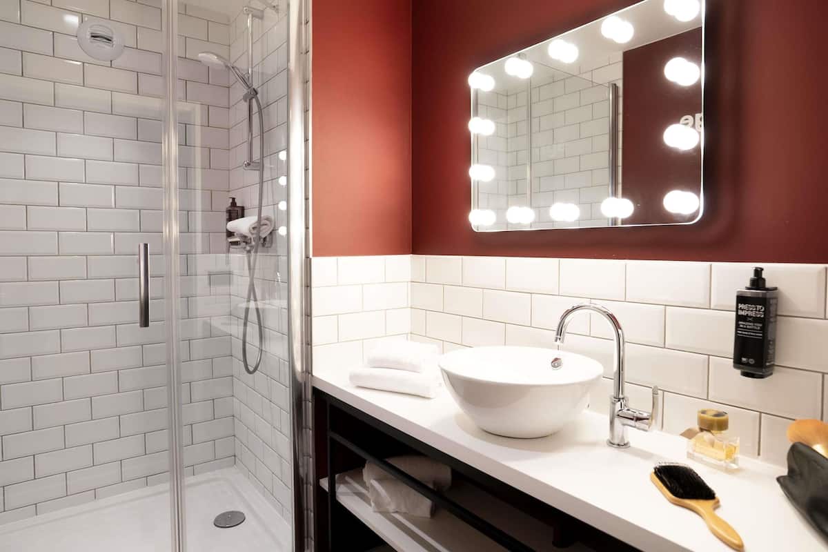 Escritorio, espacio para trabajar con laptop y cortinas blackout