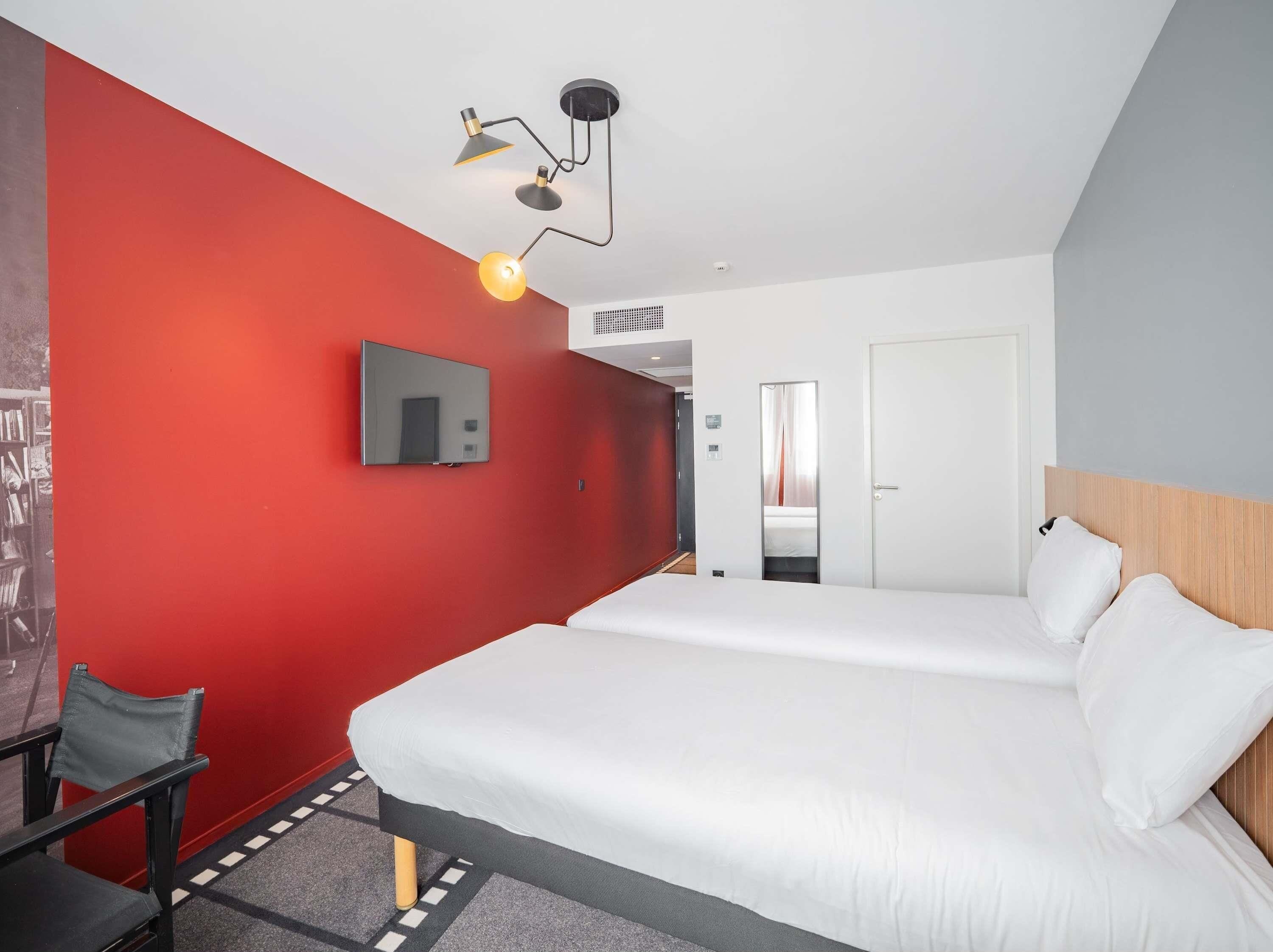Standard Room, 2 Single Beds | Desk, laptop workspace, blackout curtains, soundproofing