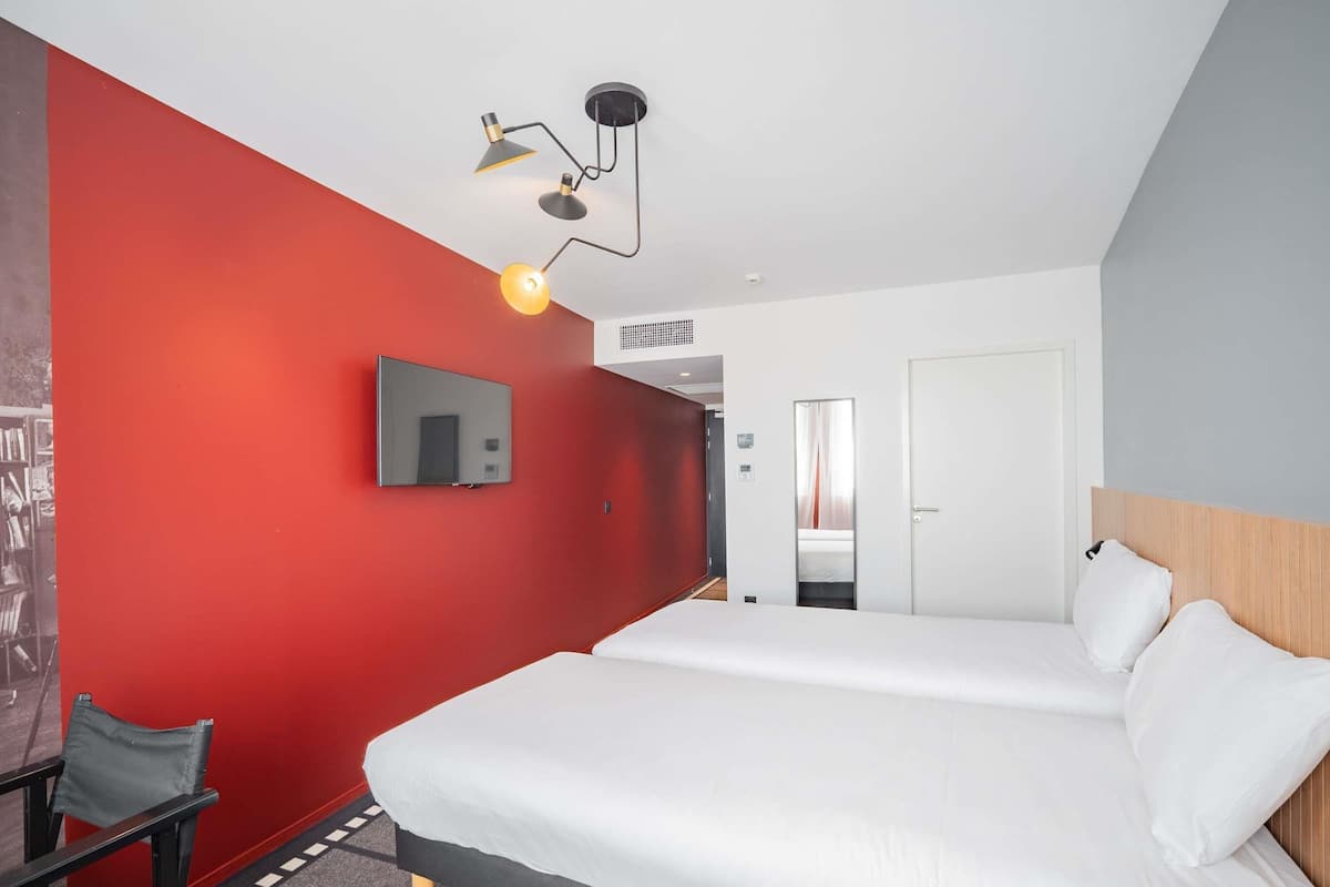 Standard Room, 2 Twin Beds | Desk, laptop workspace, blackout drapes, soundproofing