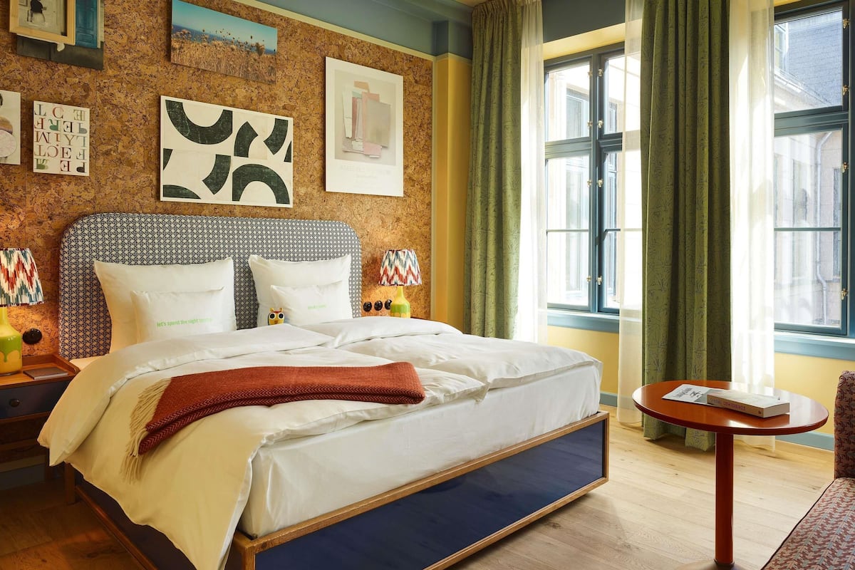 Free minibar, in-room safe, free WiFi, bed sheets