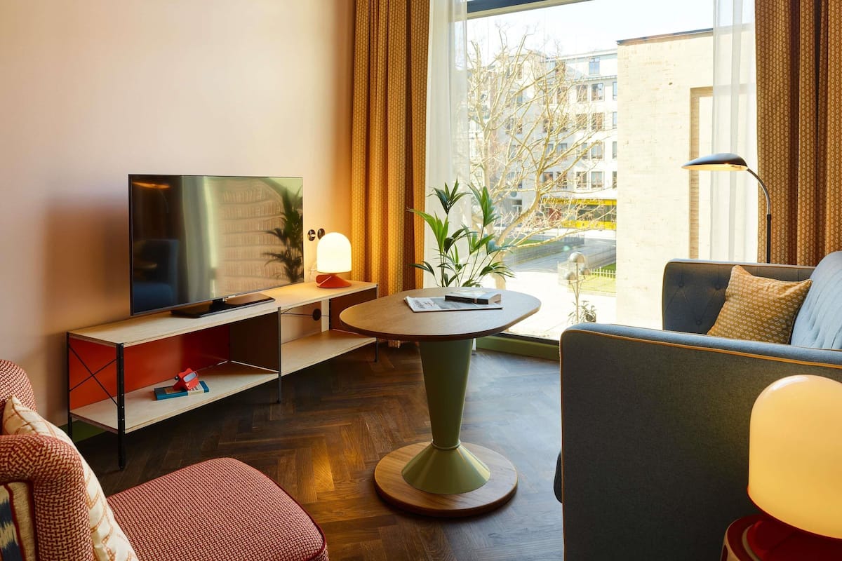 Gigantic | Free minibar, in-room safe, free WiFi, bed sheets