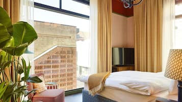 Gigantic | Free minibar, in-room safe, free WiFi, bed sheets