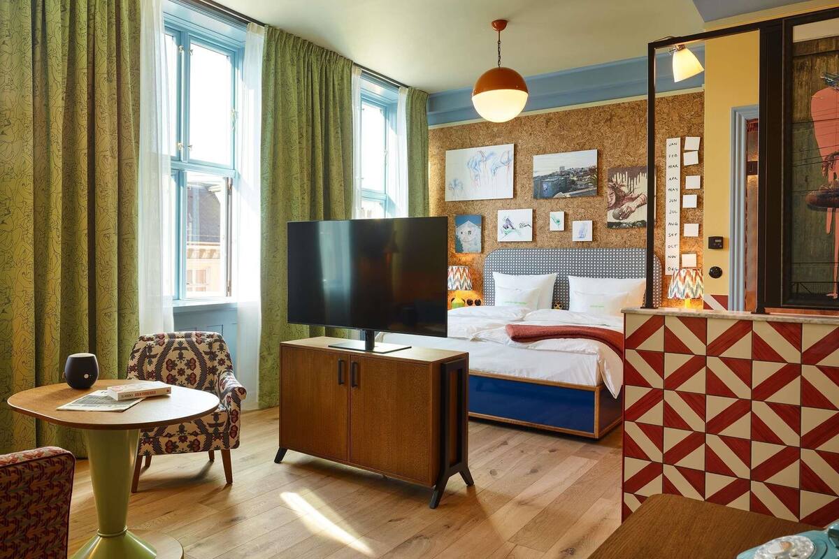 Free minibar, in-room safe, free WiFi, bed sheets