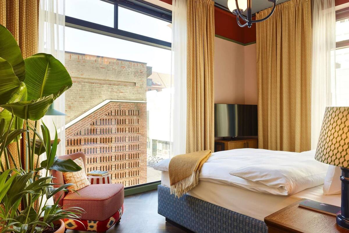 Free minibar, in-room safe, free WiFi, bed sheets