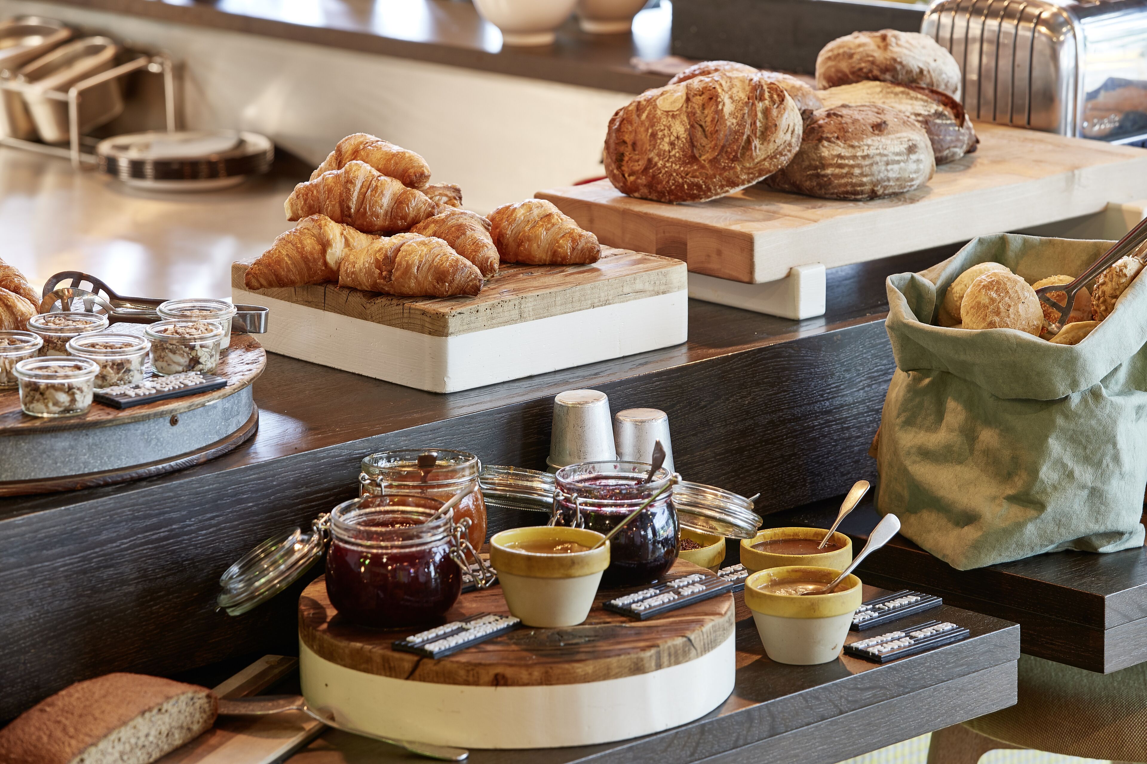 Se ofrece un desayuno bufé (245 DKK por persona)