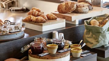 Desayuno buffet diario (DKK 245 por persona)