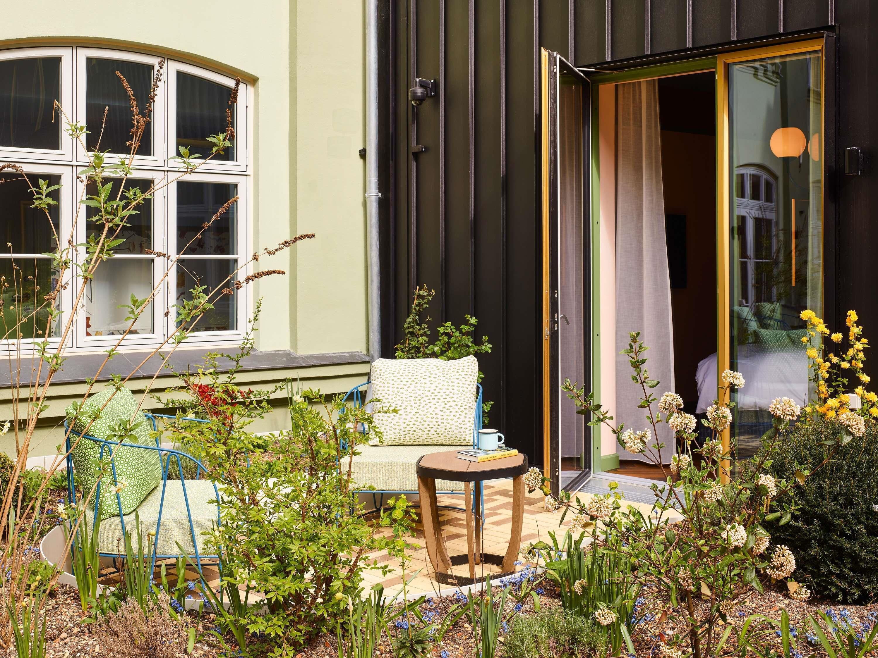 medium plus | free minibar, in-room safe, free wifi, bed sheets