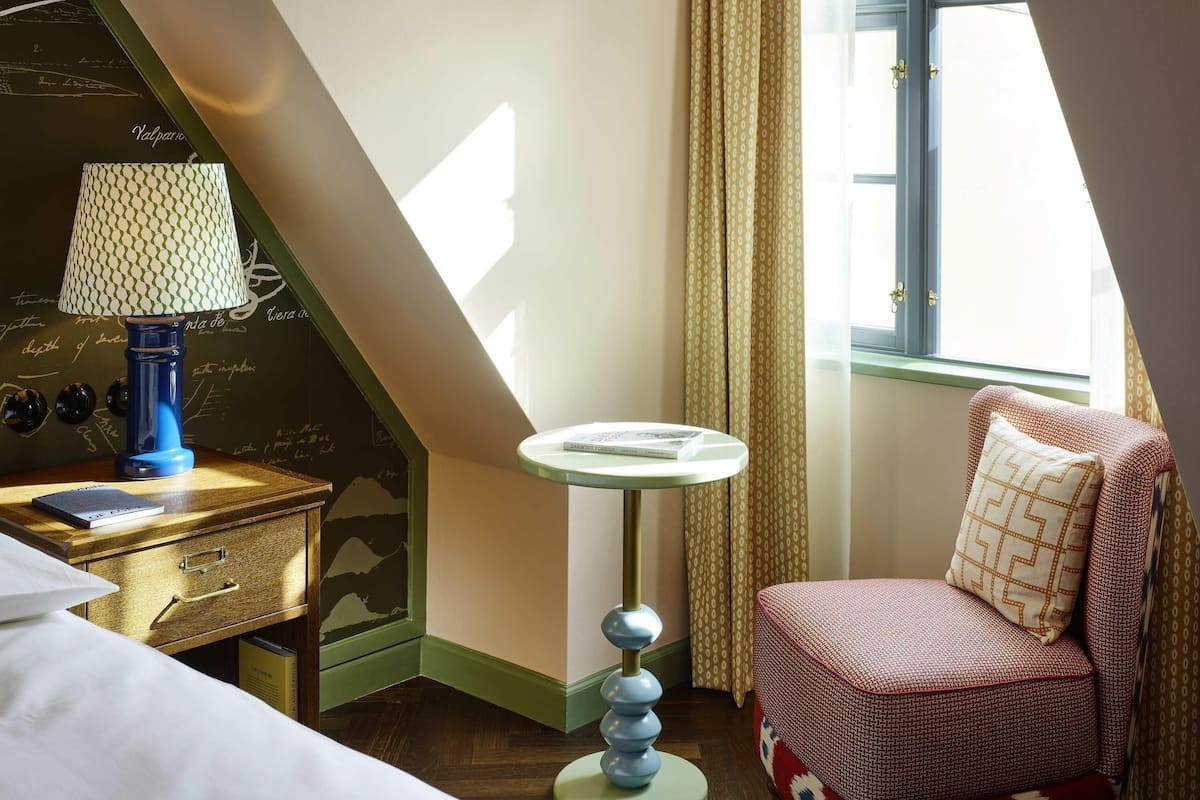 Medium Single | Free minibar, in-room safe, free WiFi, bed sheets