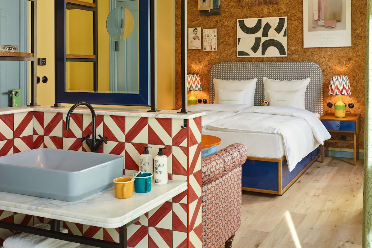 Large | Bad | Dusj, miljøvennlige toalettsaker, hårføner og håndklær