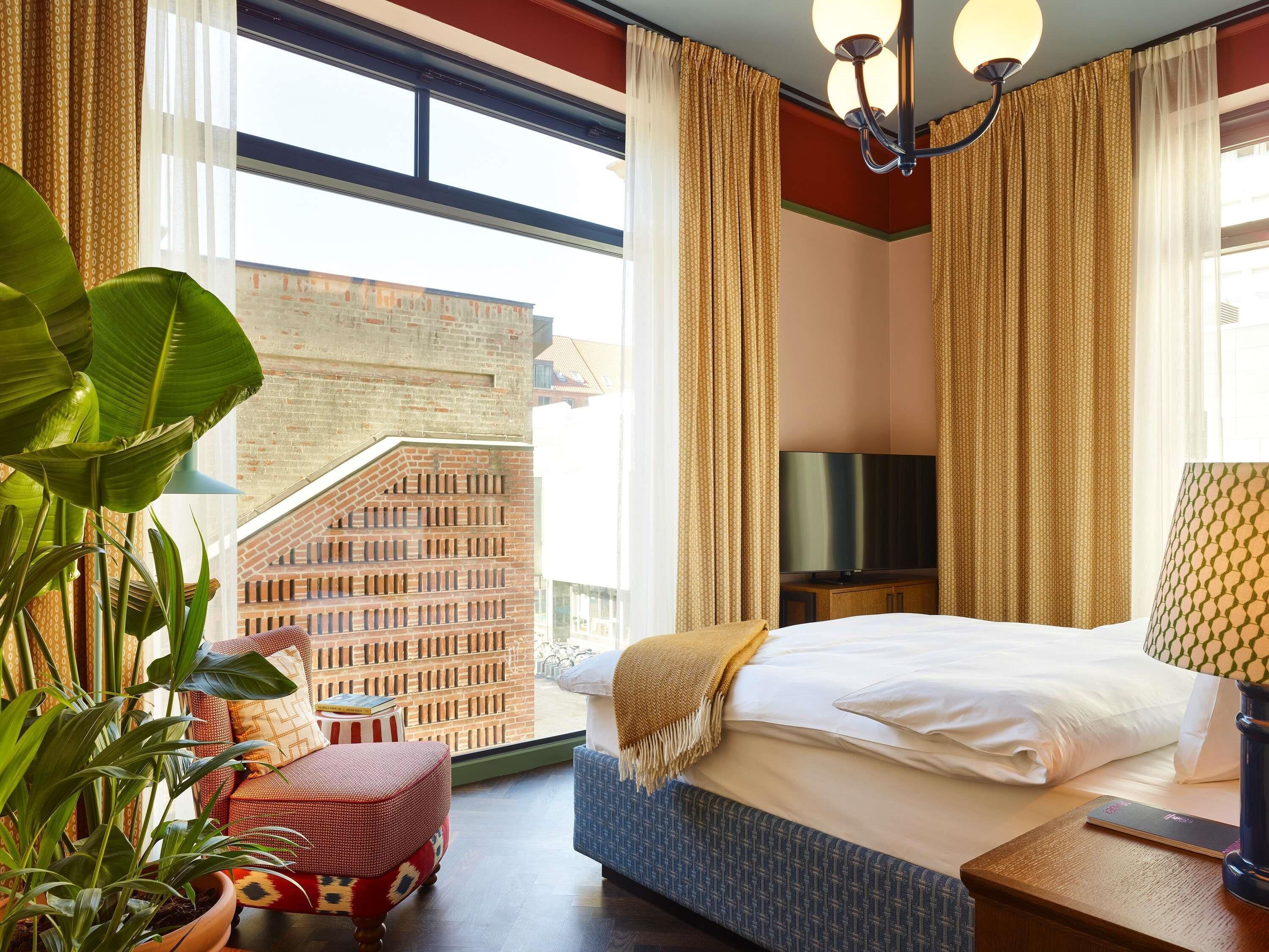 Kamer | Een gratis minibar, een kluis op de kamer, gratis wifi, beddengoed