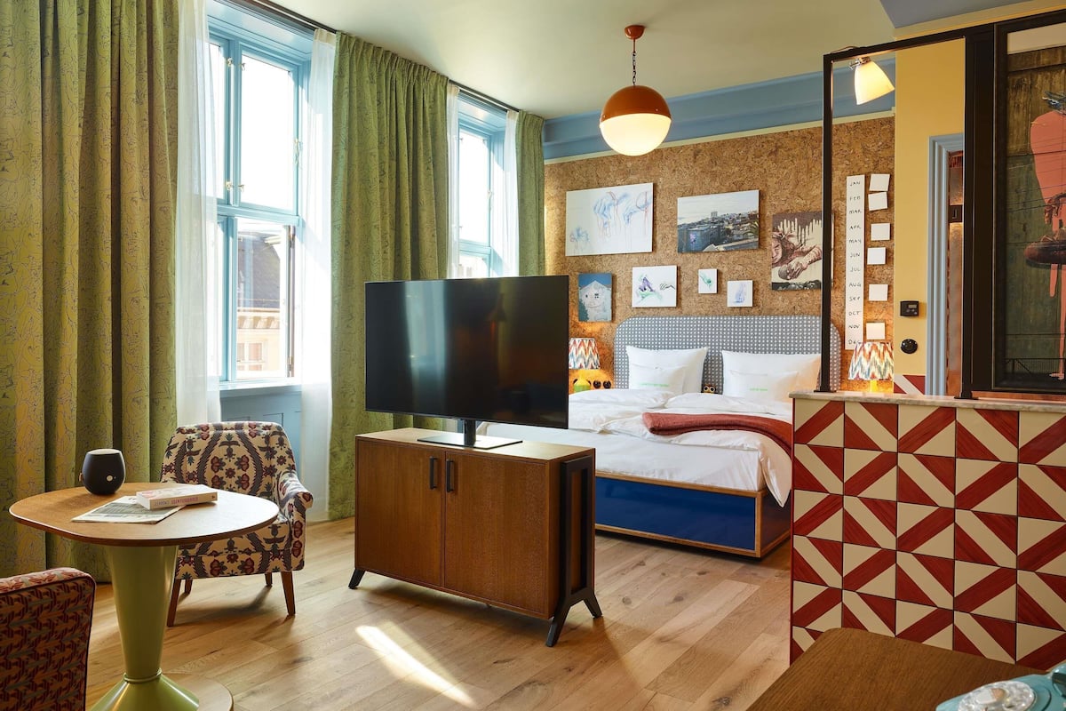 Free minibar, in-room safe, free WiFi, bed sheets