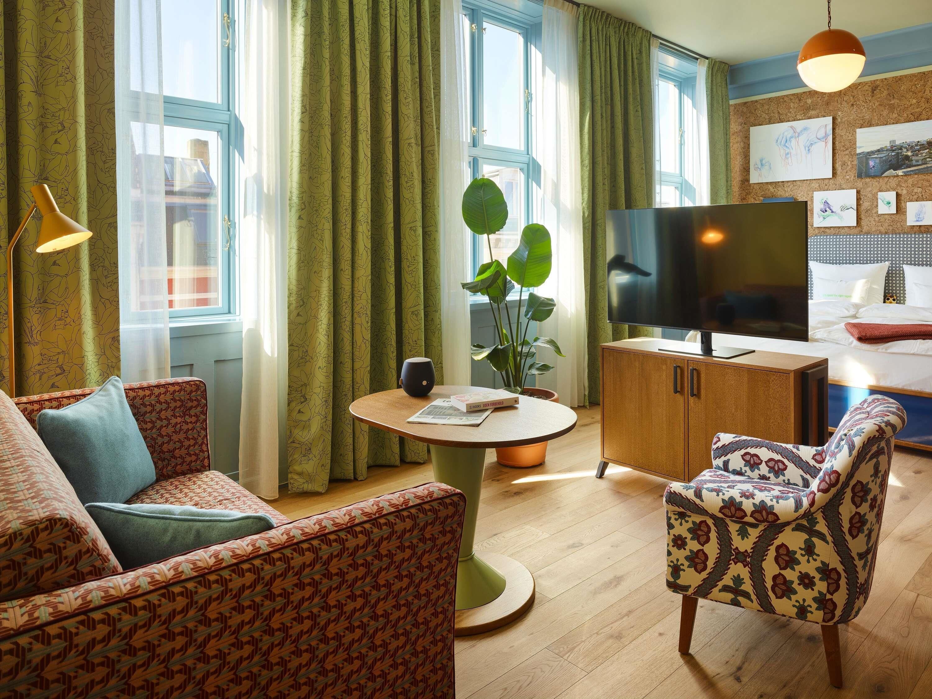 extra large | free minibar, in-room safe, free wifi, bed sheets