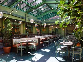 Se sirven desayunos, almuerzos y cenas; cocina mediterránea