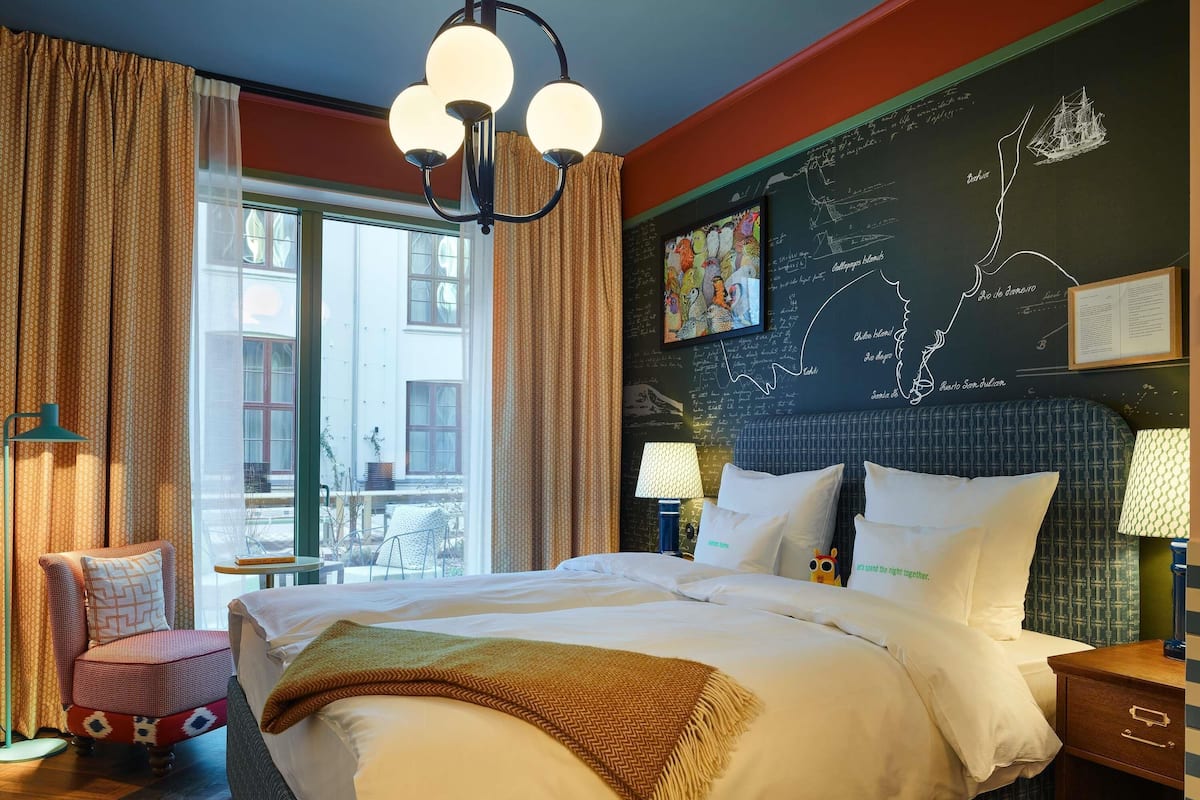 Free minibar, in-room safe, free WiFi, bed sheets