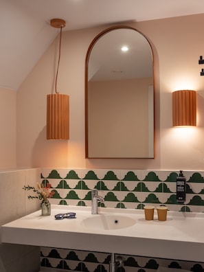 Chambre Standard double, 1 lit double | Salle de bain | Articles de toilette écologiques, séchoir à cheveux, serviettes fournies