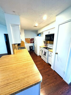 Micro-ondes, four, plaque de cuisson, lave-vaisselle