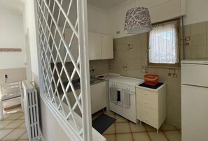 Fridge, oven, stovetop, cookware/dishes/utensils