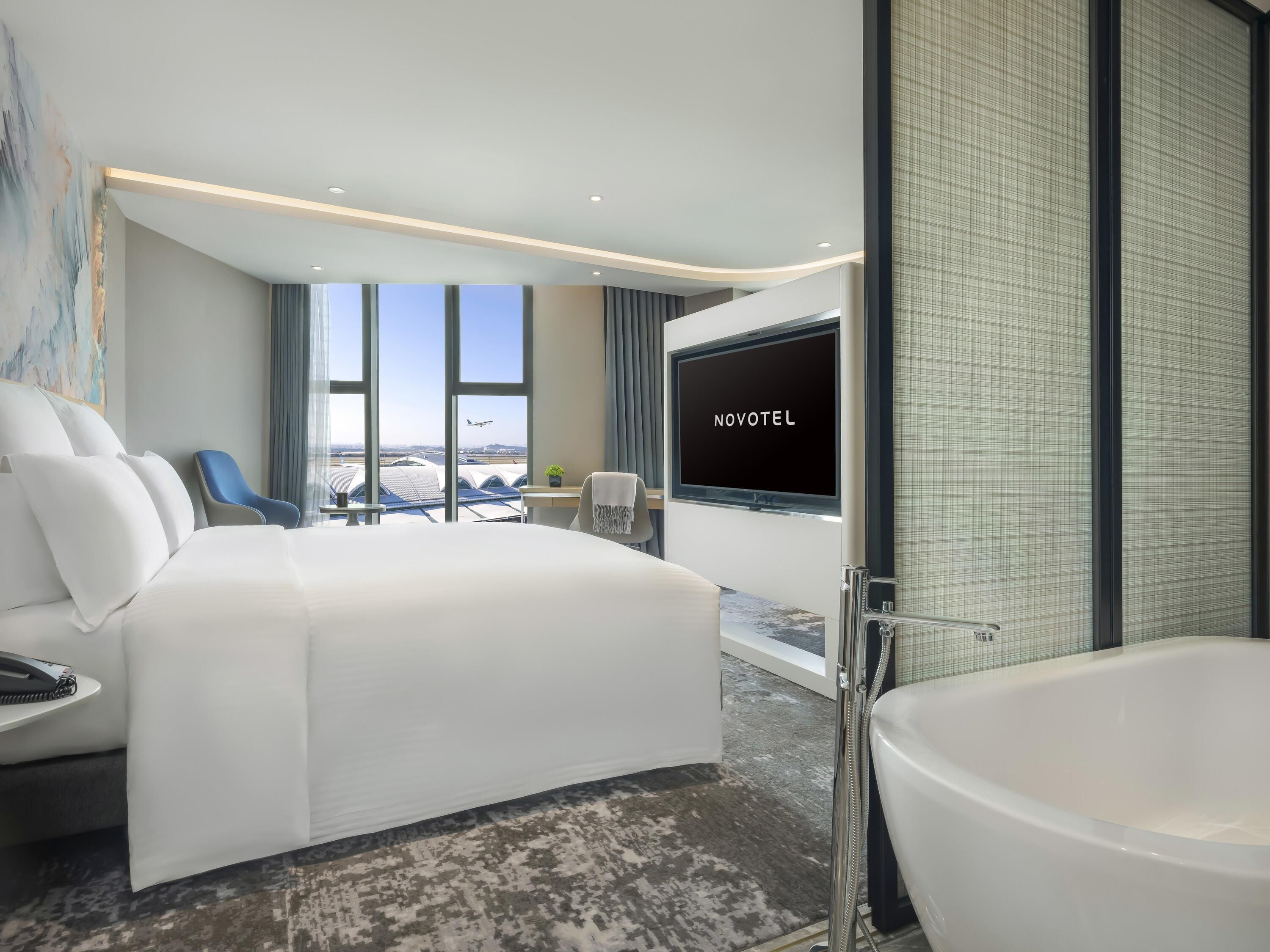 Standard Suite, 1 King Bed | Minibar, desk, laptop workspace, blackout drapes