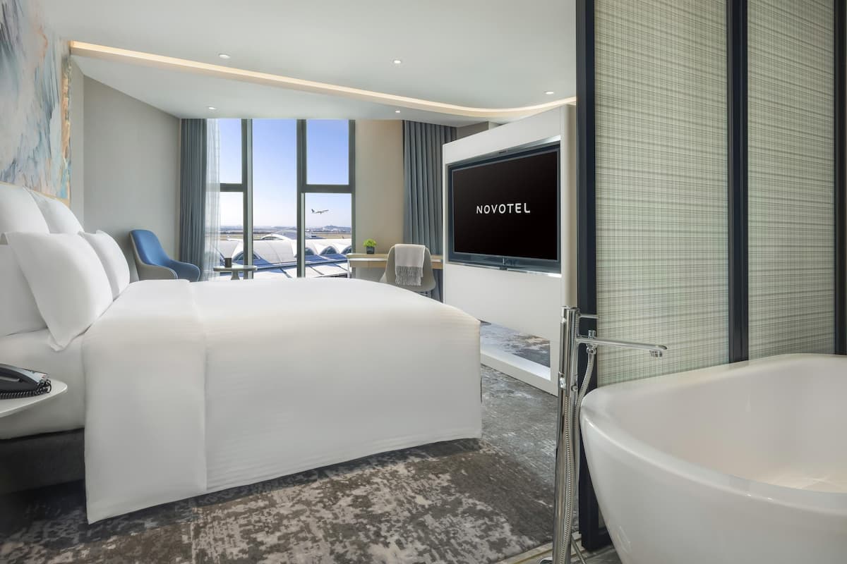 Standard Suite, 1 King Bed | Minibar, desk, laptop workspace, blackout drapes