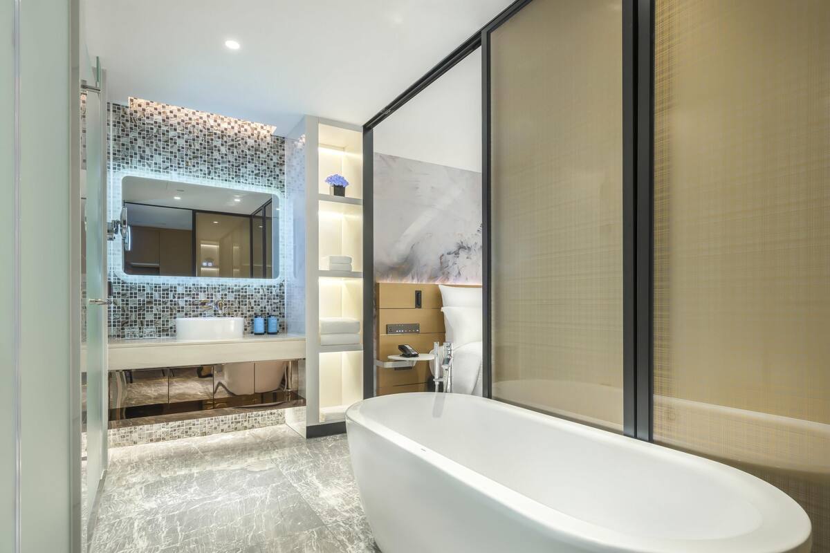 standard suite, 1 king bed | 1 bedroom, minibar, desk, laptop workspace