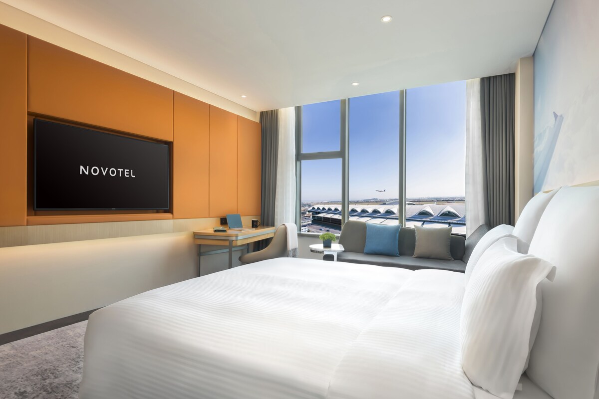 Executive Room, 1 King Bed | Minibar, desk, laptop workspace, blackout curtains