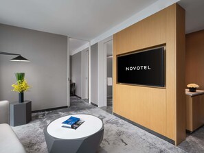 Minibar, desk, laptop workspace, blackout curtains - Novotel Guangzhou Baiyun Airport (Guangzhou)