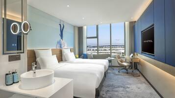 Minibar, skrivebord, skrivebord for bærbar PC og blendingsgardiner