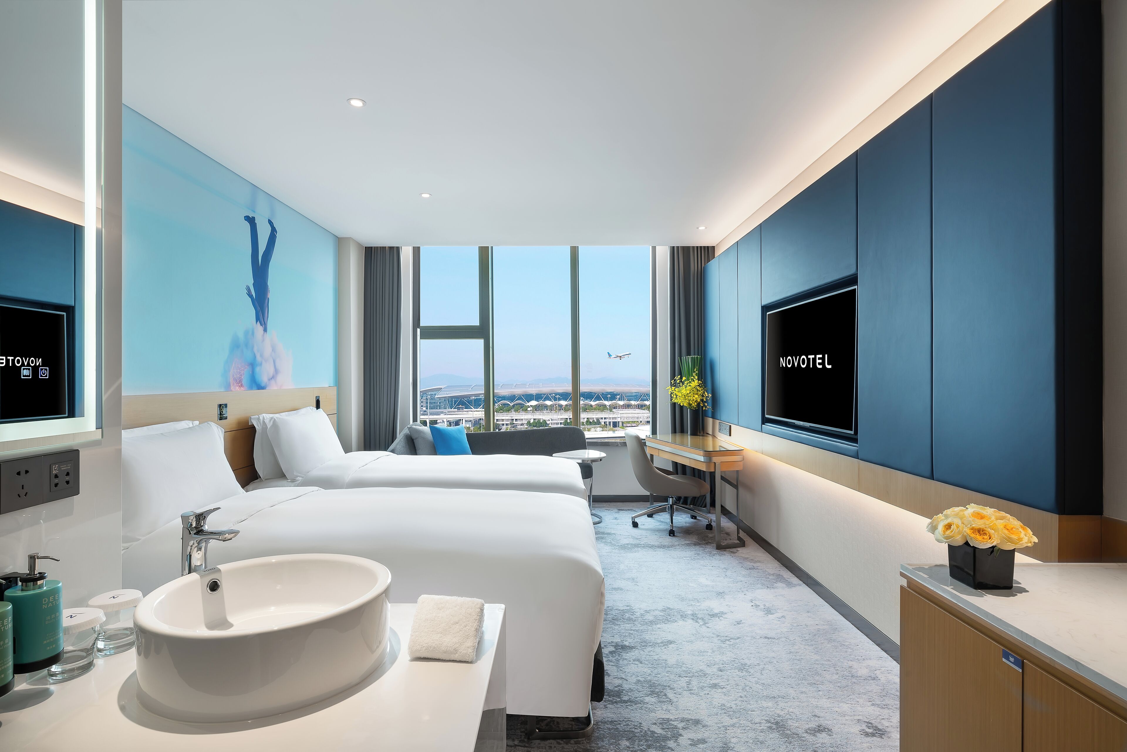 Minibar, escritorio y espacio para trabajar con laptop 