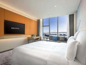 Executive Room, 1 King Bed | Minibar, desk, laptop workspace, blackout drapes