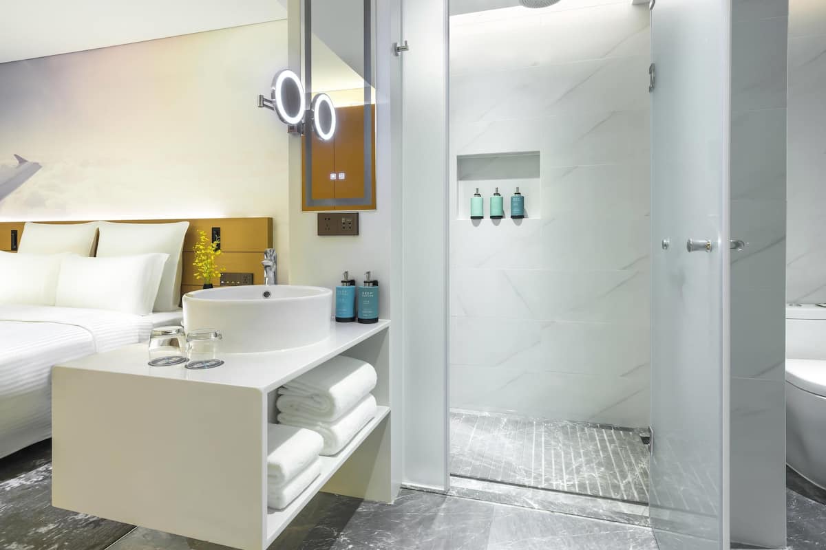 1 quarto, frigobar, escrivaninha, espaço de trabalho para notebook