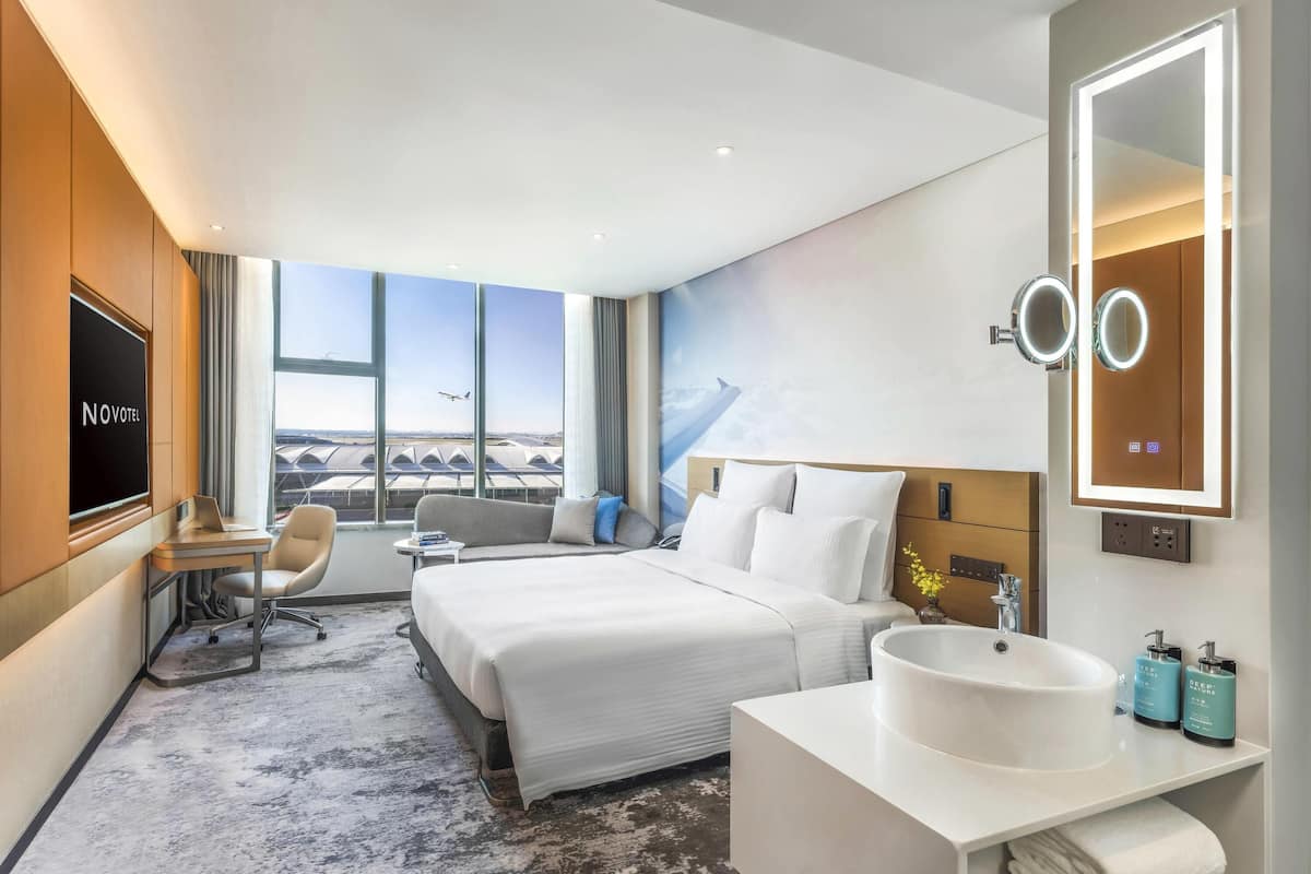 executive room, 1 king bed | 1 bedroom, minibar, desk, laptop workspace