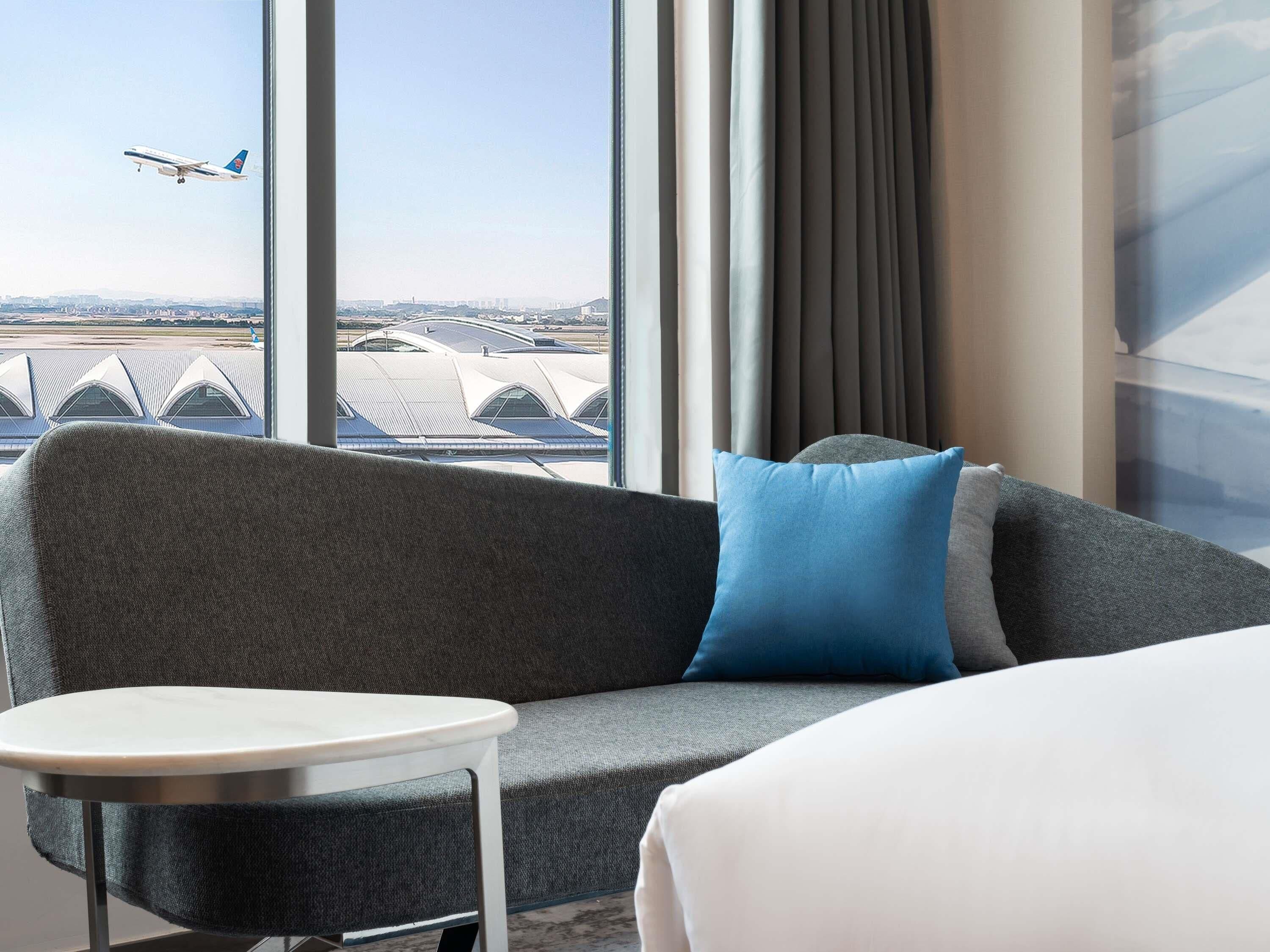 Minibar, escritorio y espacio para trabajar con laptop 