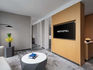 Minibar, skrivbord, arbetsyta för laptop och mörkläggningsgardiner